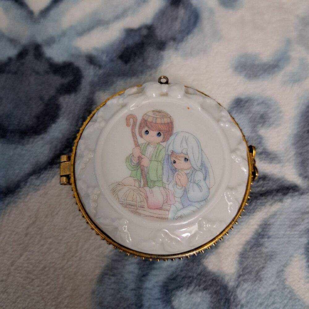 Vintage 2000 Enesco Precious Moments Locket Ornament Sweet Manger Scene Ceramic